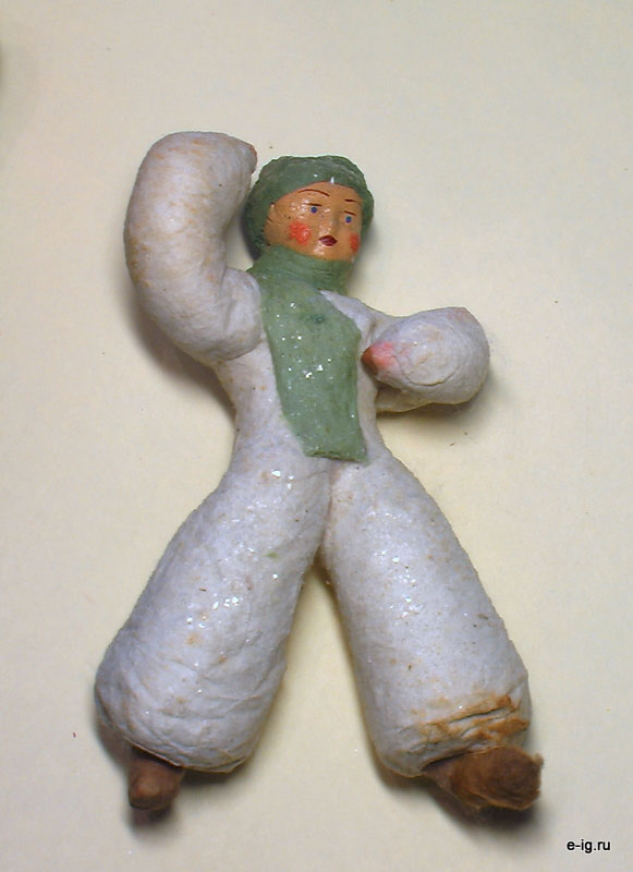 Мальчик со снежком