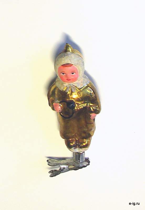 Ребенок с погремушкой